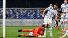 Kiper Inter Milan, Samir Handanovic (kiri) gagal menangkap bola yang dilepaskan striker Napoli, Lorenzo Insigne yang berujung gol bunuh diri dalam laga lanjutan Liga Italia 2020/2021 di Diego Armando Maradona Stadium, Minggu (18/4/2021). Inter bermain imbang 1-1 dengan Napoli. (AFP/Tiziana Fabi)