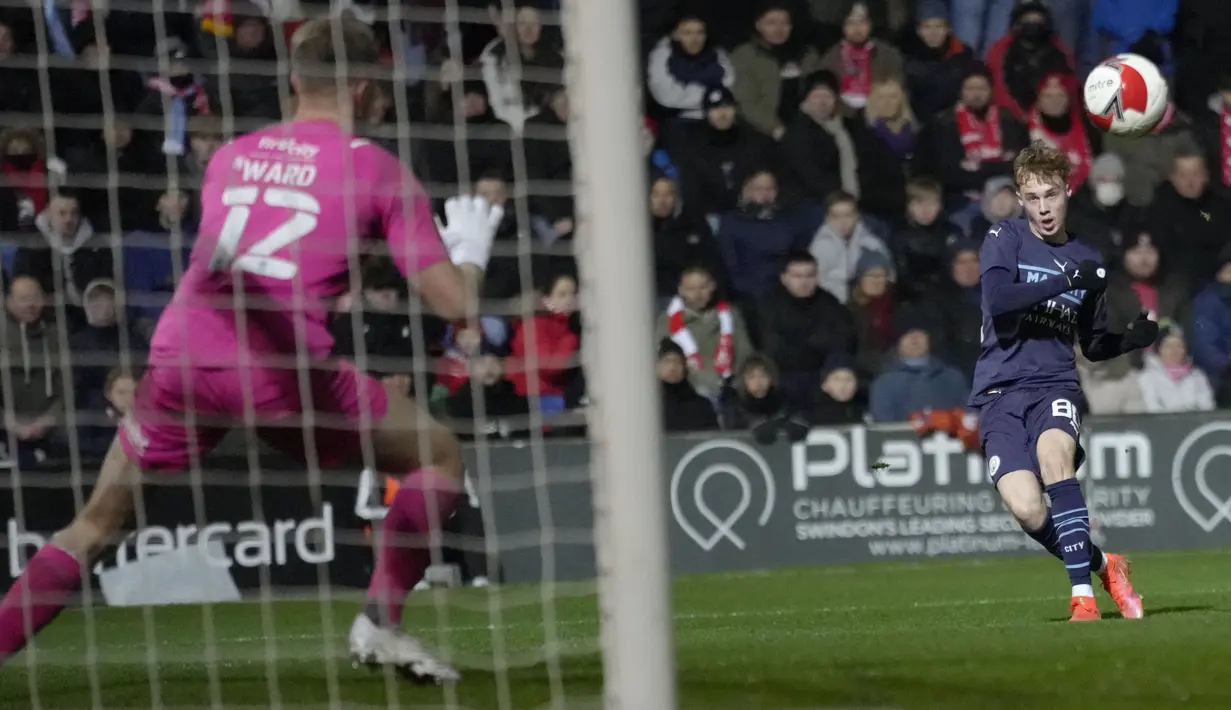 Gelandang Manchester City Cole Palmer mencetak gol keempat timnya ke gawang tim divisi 4 Swindon Town dalam duel putaran ketiga Piala FA 2021/22 di County Ground, Sabtu (8/1/2022) dini hari WIB. Manchester City menang telak 4-1 saat menghadapi Swindon Town. (AP Photo/Kirsty Wigglesworth)