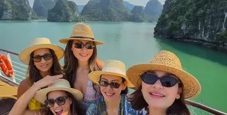 Bersama teman-teman perempuannya, Luna Maya melakukan traveling ke Vietnam. Mereka pun kompak mengenakan topi rotan coklatnya. [@lunamaya]