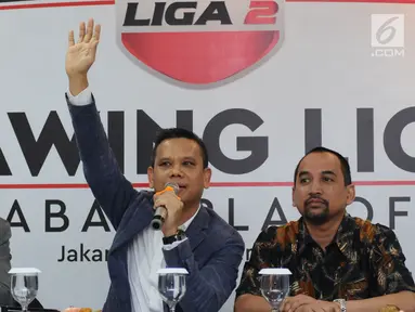 Dirut PT LIB, Berlinton Siahaan (tengah) memimpin pengundian babak play-off Liga 2 Indonesia di Jakarta, Senin (18/9). Babak play-off Liga 2 Indonesia akan digelar pada 8-17 Oktober 2017 di empat kota. (Liputan6.com/Helmi Fithriansyah)