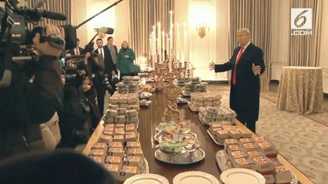 Presiden Amerika Serikat, Donald Trump, sajikan makanan cepat saji kepada tim sepak bola Clemson University, selama perayaan kejuaraan nasional mereka di Gedung Putih.