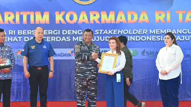 TNI AL bekerjasama dengan Kementerian Kependudukan dan Pembangunan Keluarga/Kemendukbangga BKKBN menggelar bakti sosial bertajuk 'Serbuan Maritim Koarmada RI'.