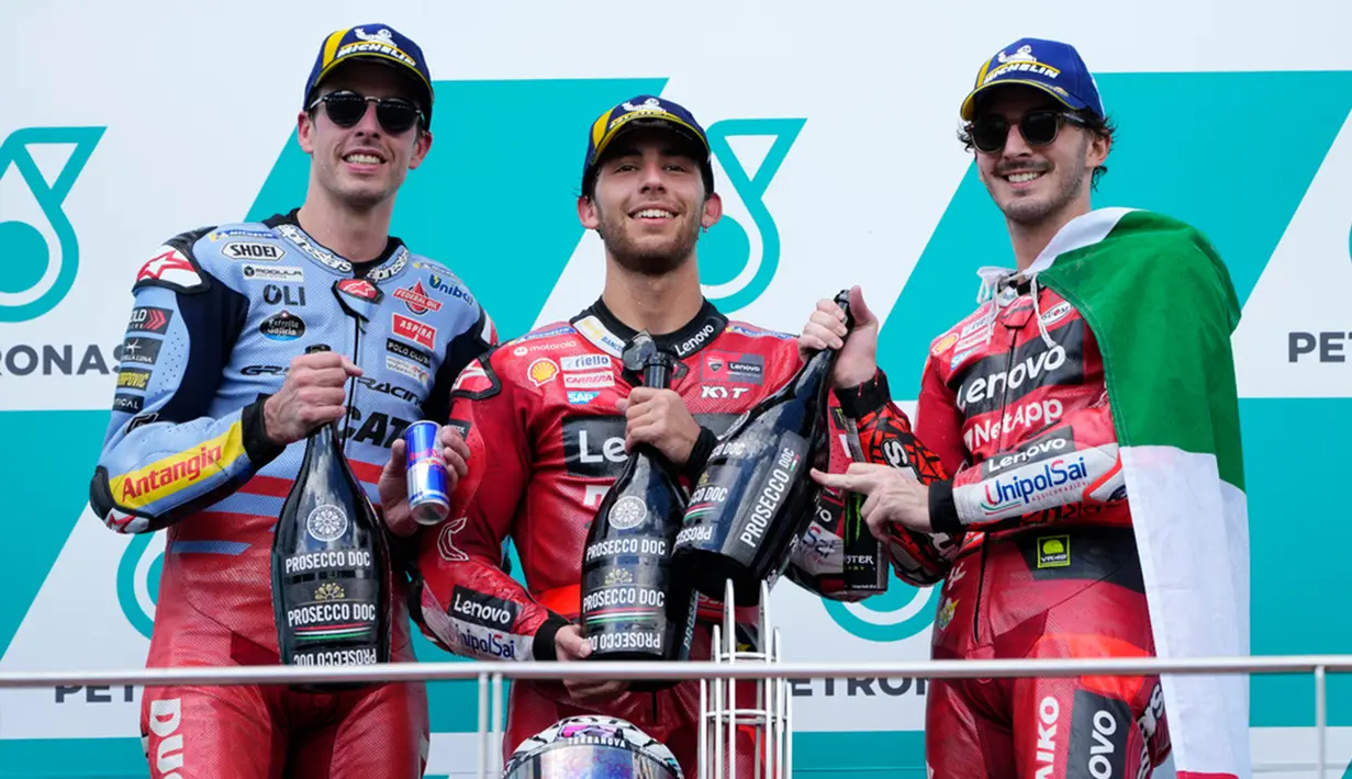 Posisi ketiga pun sudah direbut Jorge Martin dari BAgnaia. Memasuki lap ke-16, dia sudah tertinggal 3,579 detik. Hingga finis posisi 1 sampai 4 tak berubah sedikitpun. (AP Photo/Vincent Thian)