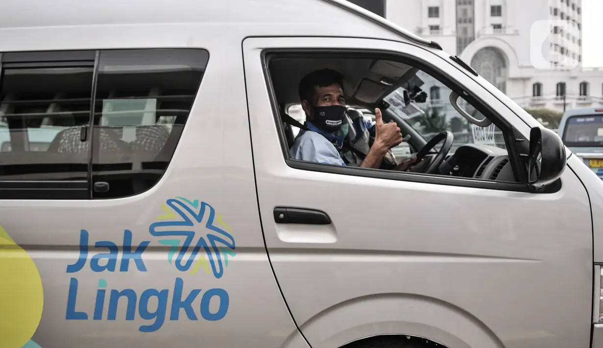 Sopir angkutan Jak Lingko All New Purwarupa Mikrotrans memberi isyarat dari dalam kendaraannya, Jakarta, Minggu (6/9/2020). Saat ini, layanan All New Purwarupa masih dalam uji coba publik alias gratis selama 6 bulan ke depan dengan rute Tanah Abang-Kota. (merdeka.com/Iqbal S. Nugroho)