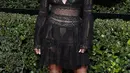 Dengan gaun transparan, Halle Berry pun memamerkan otot perutnya di momen red carpet. (CHELSEA LAUREN/BEI/REX/SHUTTERSTOCK/HollywoodLife)