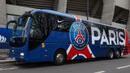 Bus para pemain Paris Saint-Germain dengan livery menara Eiffel khas logo PSG. (Source: thescore.com)