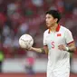 Pemain belakang Timnas Vietnam, Doan Van Hau saat hendak melakukan lemparang ke dalam pada laga melawan Timnas Indonesia di semifinal Piala AFF 2023 hari Jumat (06/01/2023). (Bagaskara Lazuardi/Bola.com)