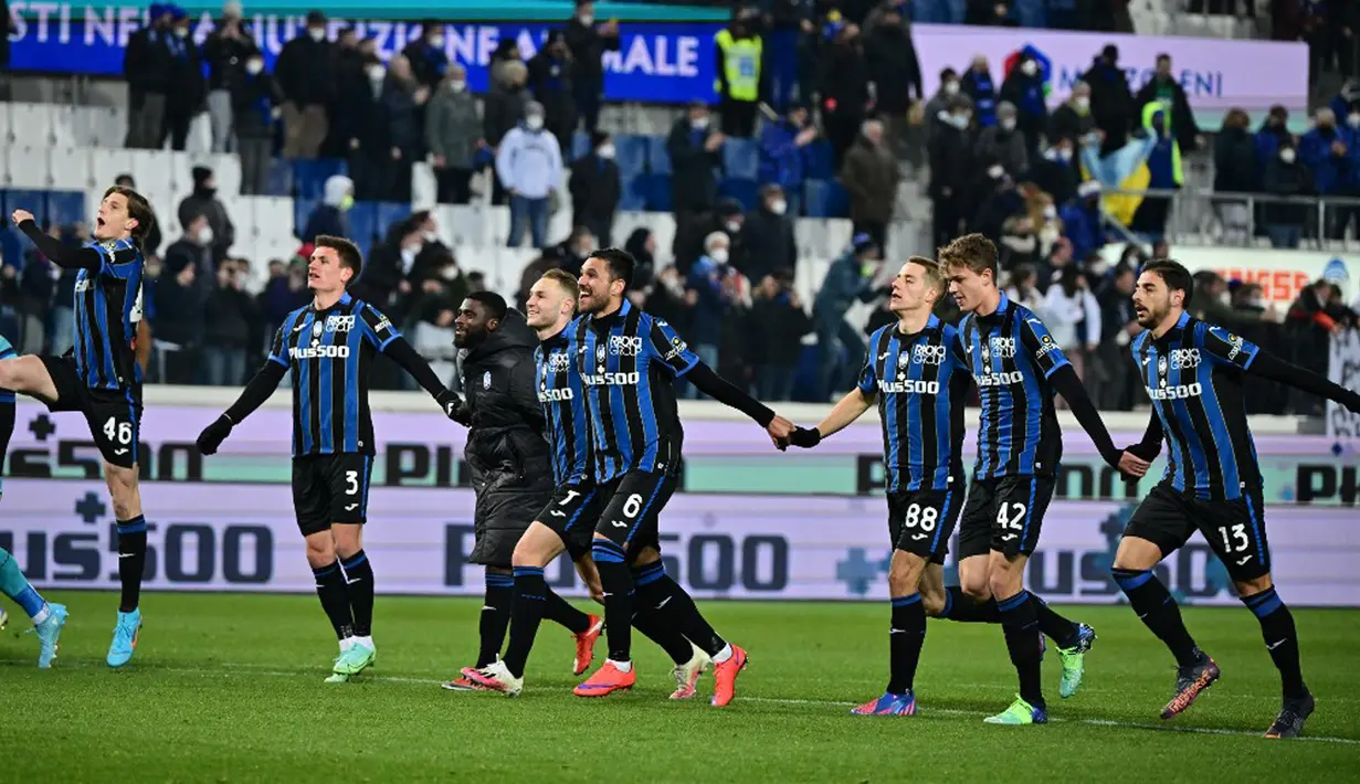 Para pemain Atalanta merayakan setelah mengalahkan Sampdoria pada pertandingan sepak bola Serie A Liga Italia di Stadion Azzuri d'Italia, Bergamo, Italia, 28 Februari 2022. Atalanta menang 4-0. (MIGUEL MEDINA/AFP)