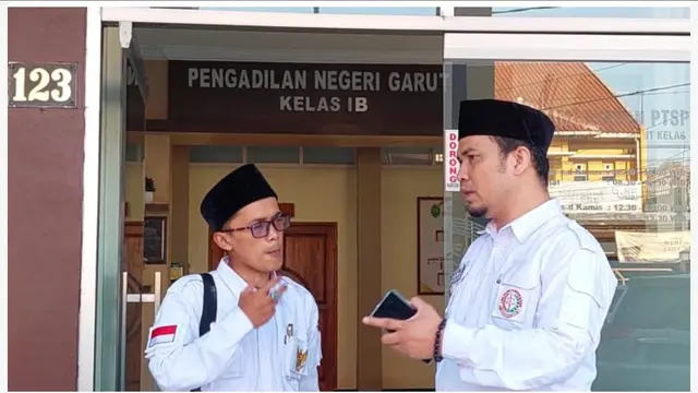 Kuasa Hukum korban, Jointar Gultom bersama rekan, saat mendatangi kantor Kejati, Jawa Barat. (Liputan6.com/Jayadi Supriadin)