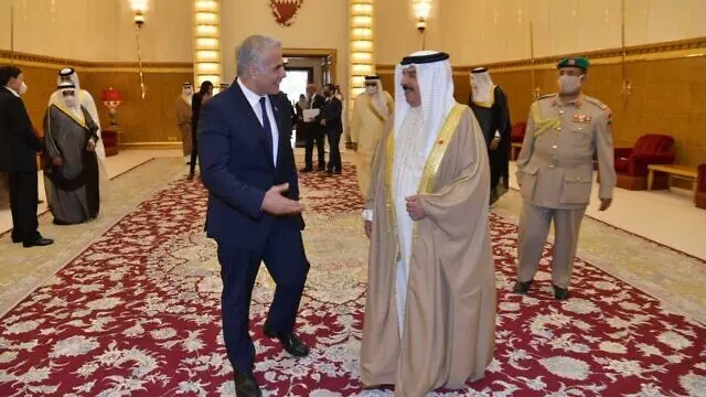 Menteri Luar Negeri Yair Lapid bertemu dengan Raja Bahrain Hamid bin Issa al Khalifa di istananya di Manama, pada 30 September 2021. (Shlomi Amsallem/GPO)