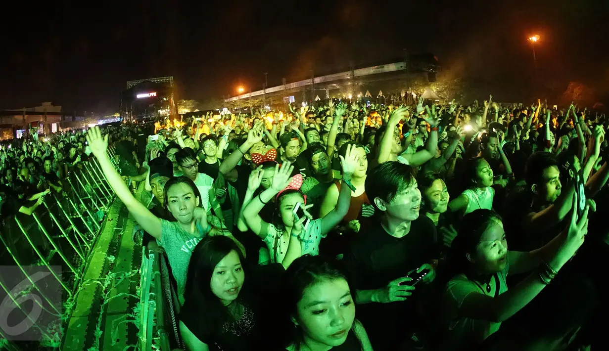 Para penonton saat menikmati musik  Dj Hardwell yang bertajuk  I AM HARDWELL– UNITED WE ARE WORLD TOUR di Ecopark, Jakarta, Sabtu (3/4/2016). Konser Hardwell dimulai pukul 9 tadi malam ini di Pantai Karnaval Ancol, Jakarta. (Liputan6.com/Faizal Fanani)