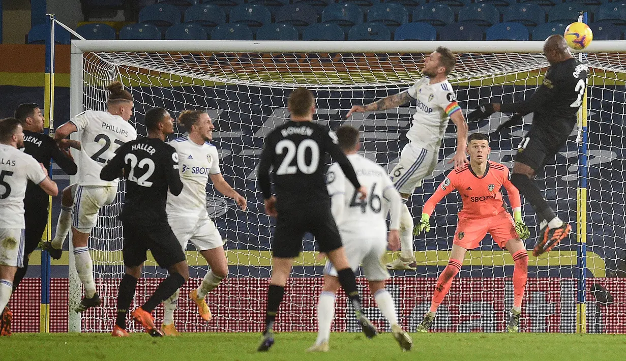 Bek West Ham United, Angelo Ogbonna (kanan), mencetak gol kedua timnya lewat sundulan kepala dalam laga lanjutan Liga Inggris 2020/21 pekan ke-12 melawan Leeds United di Elland Road Stadium, Leeds, Jumat (11/12/2020). West Ham United menang 2-1 atas Leeds United (AFP/Oli Scarff/Pool)