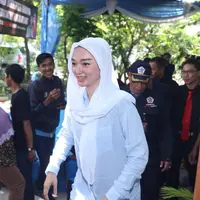Foto Zaskia Gotik berkunjung ke LSM KPK (Andy Masela/bintang.com)