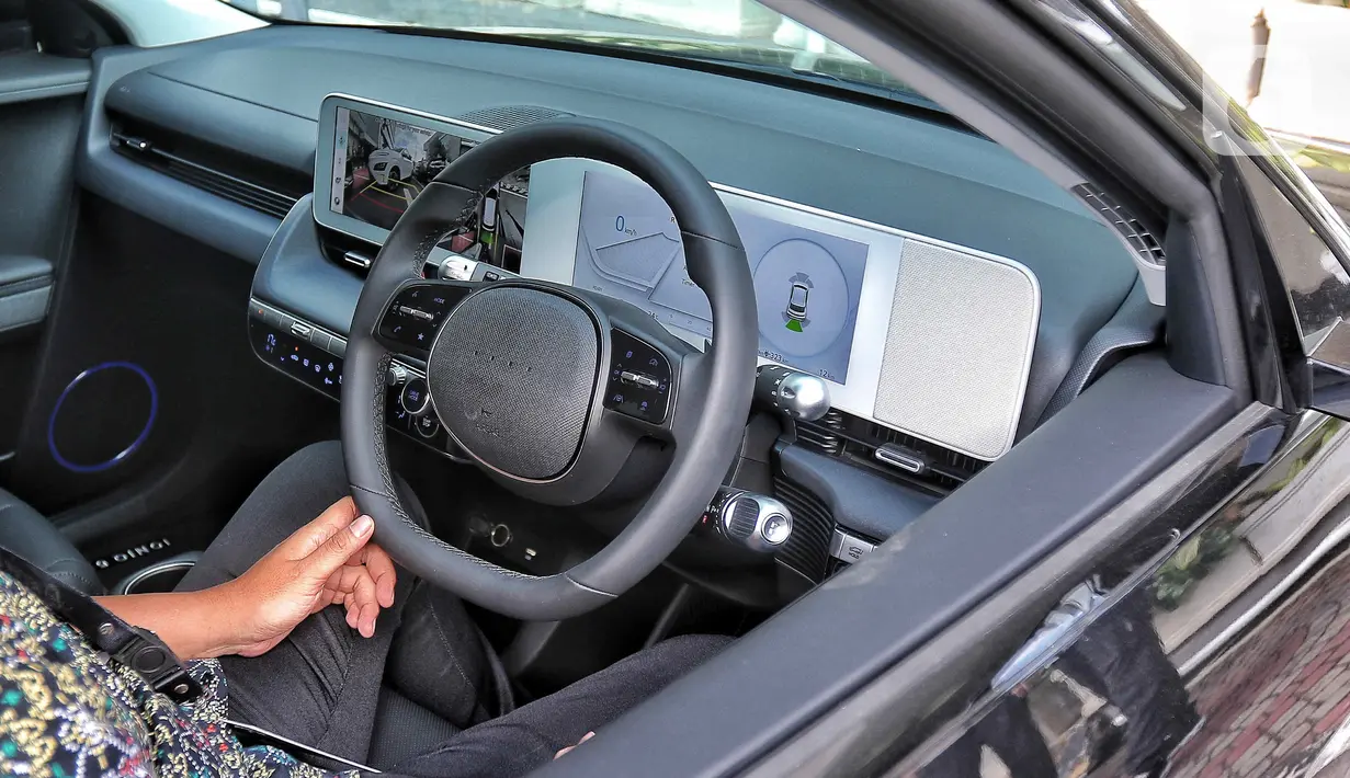 Pegawai melakukan pengecekan mobil listrik merek 'Hyundai Ioniq 5' di halaman Kompleks DPR RI, Jakarta, Jumat (30/9/2022). Kendaraan tersebut merupakan dukungan dari PT Hyundai untuk kelancaran penyelenggaraan kegiatan P20, dalam mengkampanyekan ramah lingkungan dan menghargai karya anak bangsa. (Liputan6.com/Angga Yuniar)