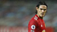 Edinson Cavani - Bomber asal Uruguay ini sukses membungkam keraguan publik Old Trafford dengan torehan 17 gol dalam 39 penampilan di semua kompetisi pada musim 2020-21. Cavani diboyong secara gratis oleh Manchester Unted pada musim panas 2020. (Foto: AP/Phil Noble/Pool)
