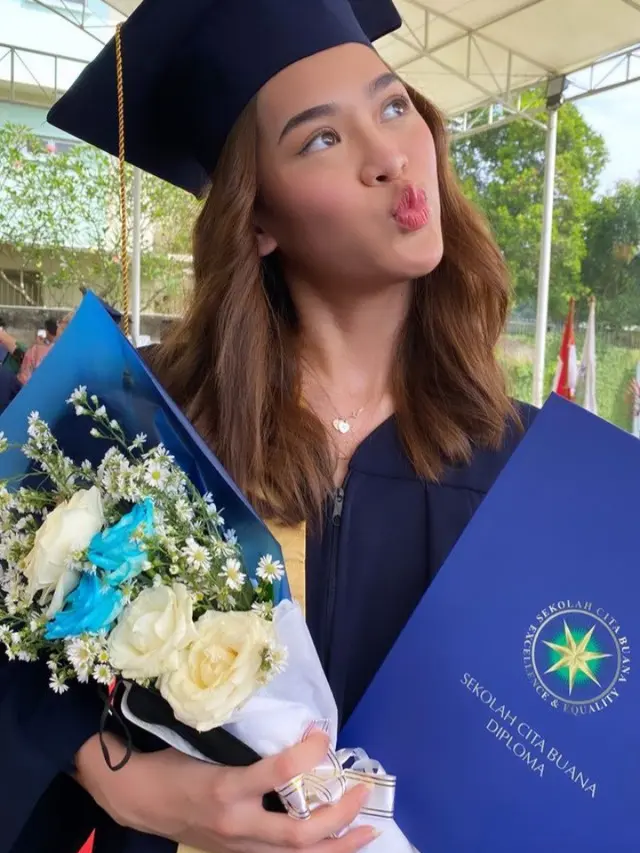 Wisuda Kayra Miendra