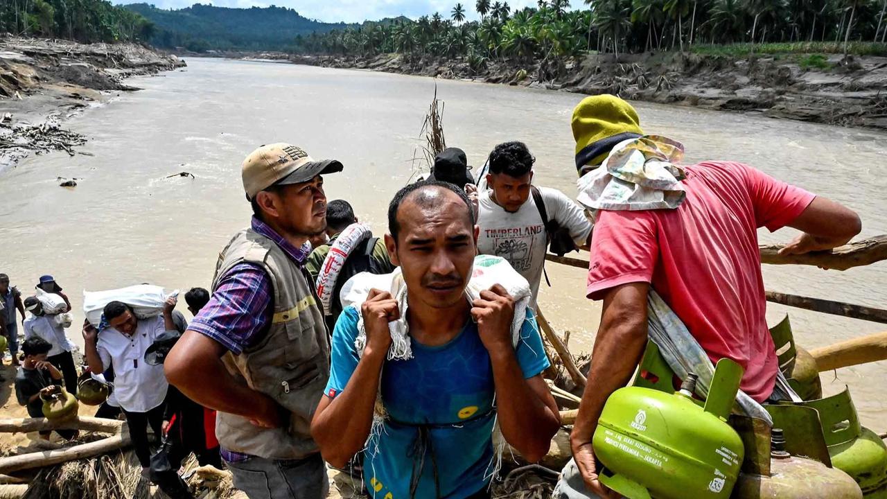 FOTO: Warga Memanjat Puing Kayu Demi Menyeberangi Sungai Peusangan
