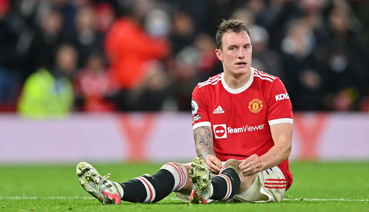 Phil Jones. Bek tengah asal Inggris yang kini menjalani musim ke-12 bersama Manchester United sejak didatangkan dari Blackburn Rovers pada awal musim 2011/2012 ini total tampil 3 kali dari total 15 laga MU di Liga Europa 2016/2017. Pemain yang sejak 4 musim belakangan sering dilanda cedera dan akhirnya terlempar dari pilihan utama ini sama sekali belum bermain di Liga Inggris musim 2022/2023. Kemungkinan besar ia akan mengakhiri kiprahnya di Old Trafford saat kontraknya habis pada akhir musim 2022/2023 ini. (AFP/Paul Ellis)