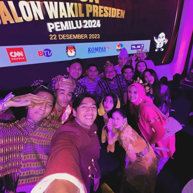 6 Potret Artis Nonton Langsung Debat Cawapres, Ajak Masyarakat Ciptakan Pemilu Damai