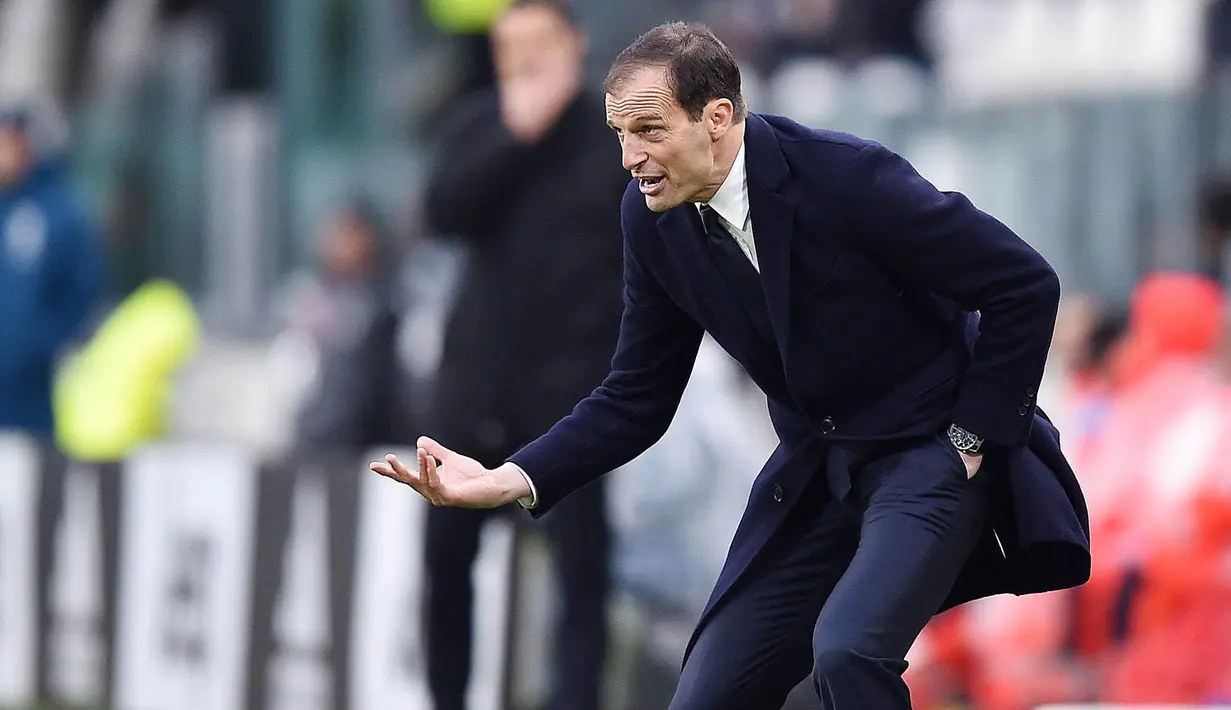 Pelatih Juventus, Massimiliano Allegri, saat pertandingan melawan Udinese pada laga Serie A di Stadion Allianz, Minggu (11/3/2018). Juventus menang 2-0 atas Udinese. (AP/Alessandro di Marco)