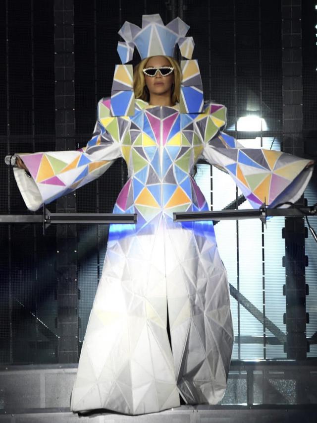 Deretan Busana Futuristik Beyonce di Pembukaan Tur Dunia Renaissance