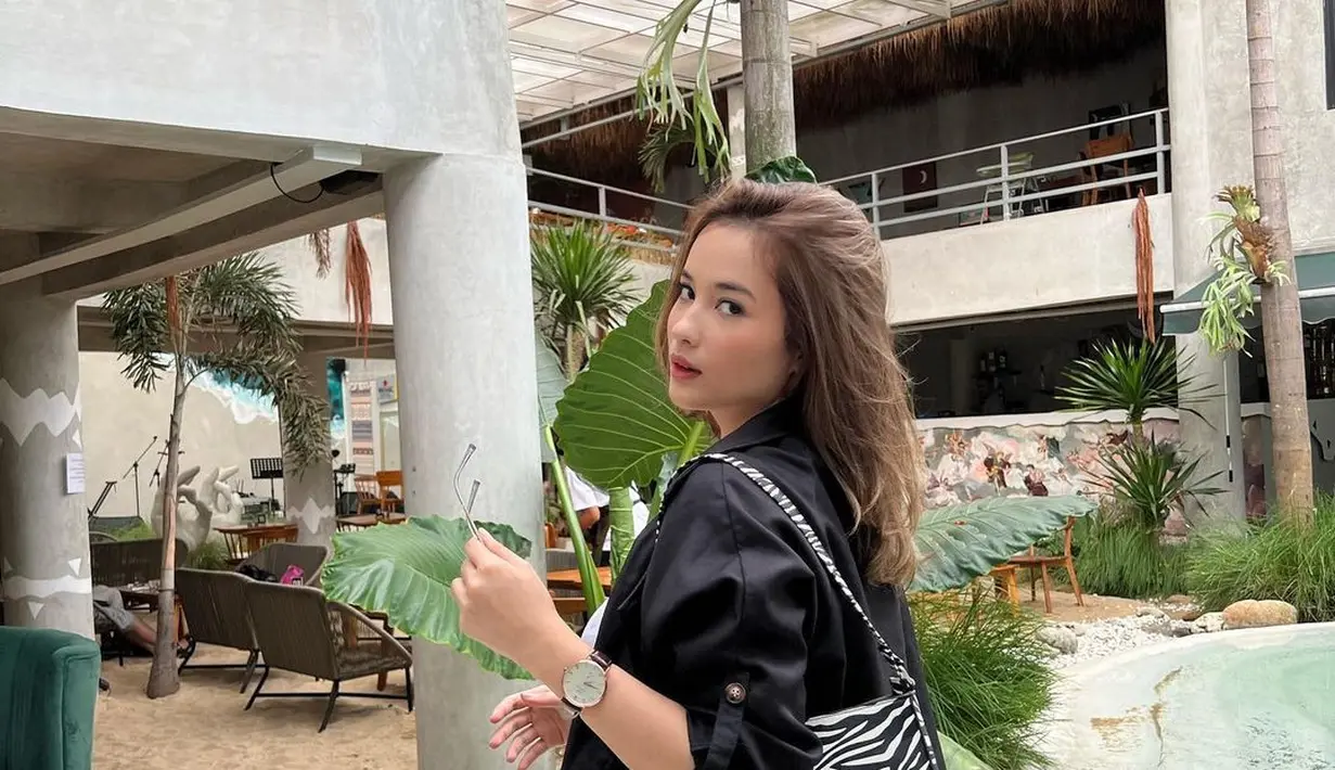 <p>Bukan hanya aktingnya saja yang menjadi perhatian, akan tetapi Rheina juga diketahui sebagai asisten pribadi Hotman Paris. (FOTO: instagram.com/rheinabs)</p>