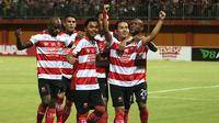 Para pemain Madura United merayakan gol yang dicetak Slamet Nurcahyo ke gawang PS Tira dalam laga lanjutan Liga 1 2018 di Stadion Gelora Ratu Pamelingan, Pamekasan, Jumat (3/8/2018). (Bola.com/Aditya Wany)
