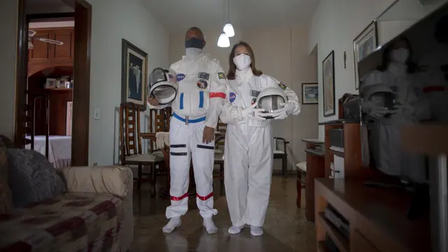 FOTO: Unik, Warga Brasil Ciptakan Pakaian Pelindung Mirip Astronaut