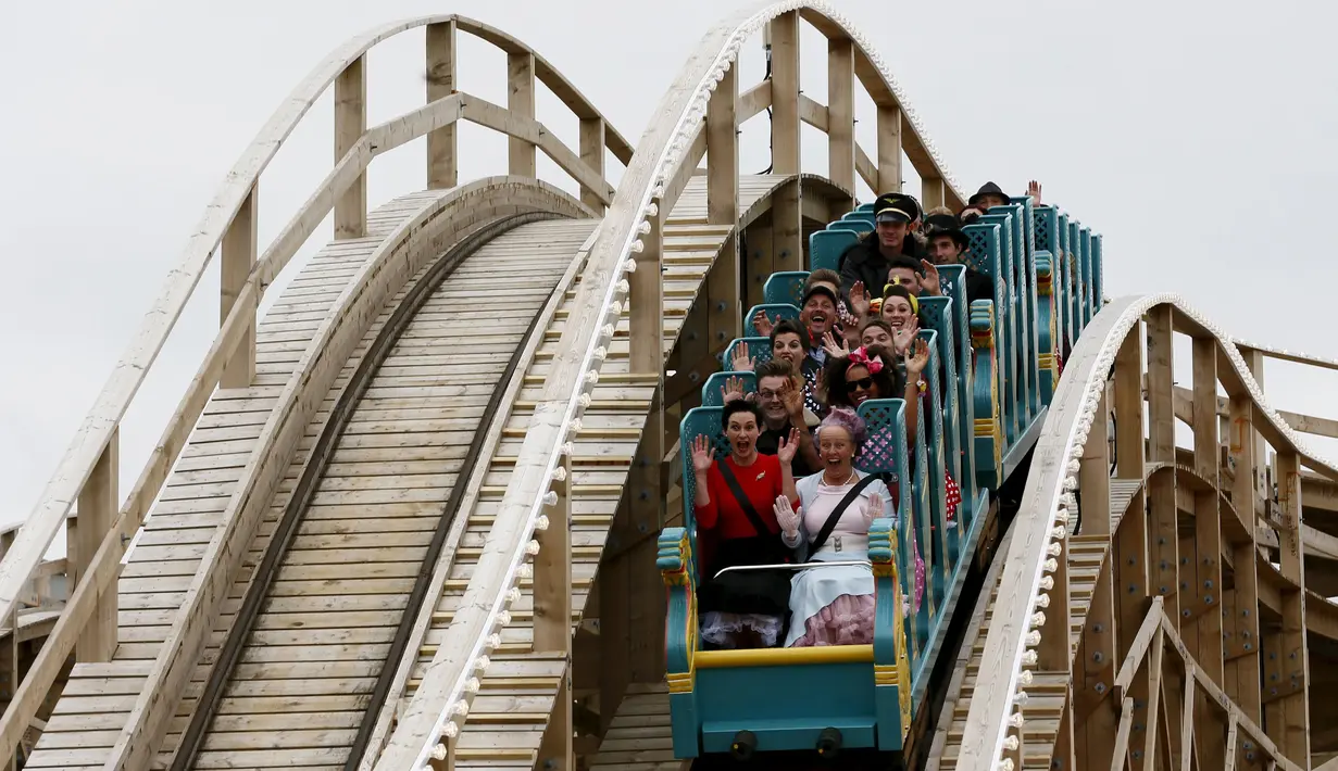 Sejumlah pengunjung saat mencoba roller coaster di Dreamland, Inggris, Kamis (15/10/2015).  Roller Coaster ini sudah berhenti beroperasi sejak 2006 dan akan kembali di operasikan pada tahun ini. . (REUTERS/Stefan Wermuth)