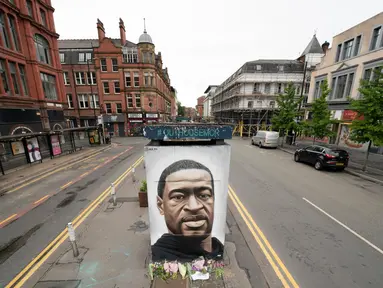 Sebuah mural George Floyd di Manchester tengah, Inggris (4/6/2020). George Floyd tewas kehabisan napas saat dalam penahanan pihak kepolisian Negara Bagian Minnesota, wilayah Midwest Amerika Serikat, pada pekan lalu. (Xinhua/Jon Super)