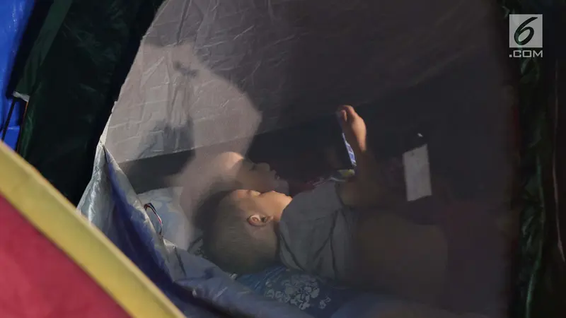 Di Dalam Tenda, Anak-Anak Pencari Suaka Beristirahat