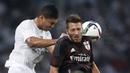 Pemain Real Madrid, Casemiro melakukan duel udara dengan pemain AC Milan, Bertolacci Andrea pada laga International Champions Cup 2015 di Shanghai, China, Kamis (30/7). (Reuters Aly Song)