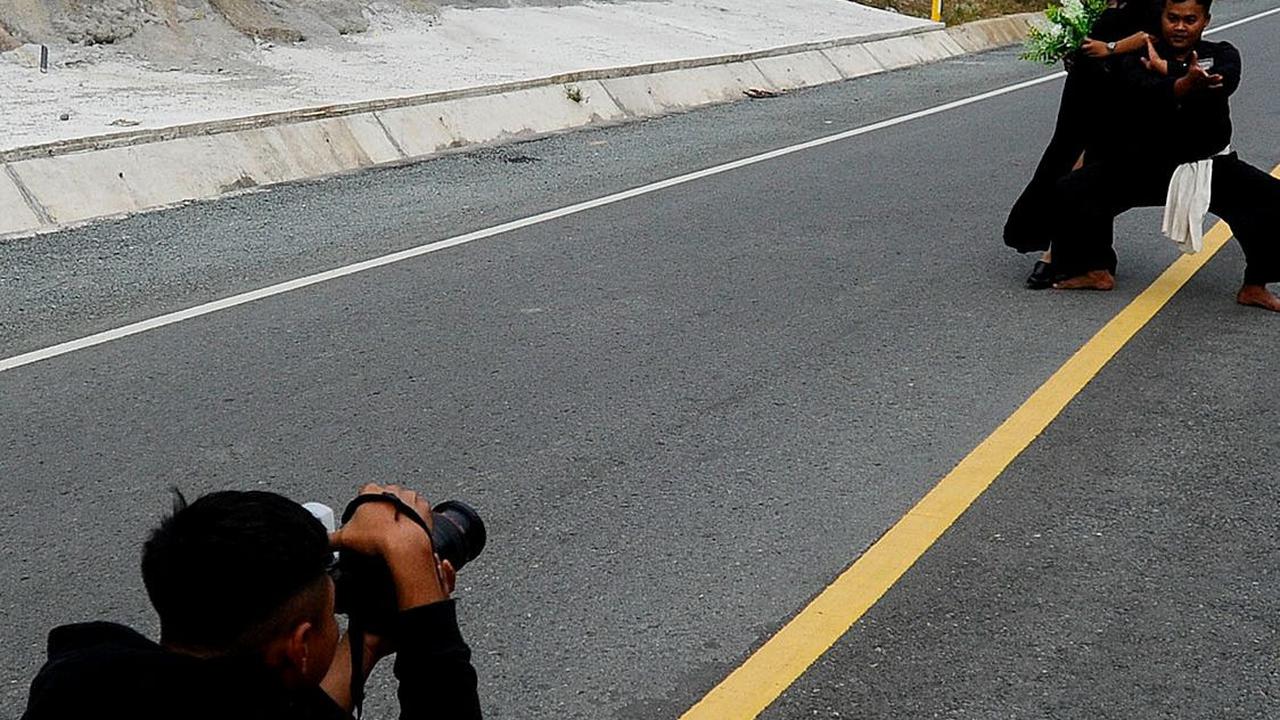 Bahkan ada yang menggunakan kamera DLSR untuk memotret pasangan yang sedang melakukan foto prewedding.