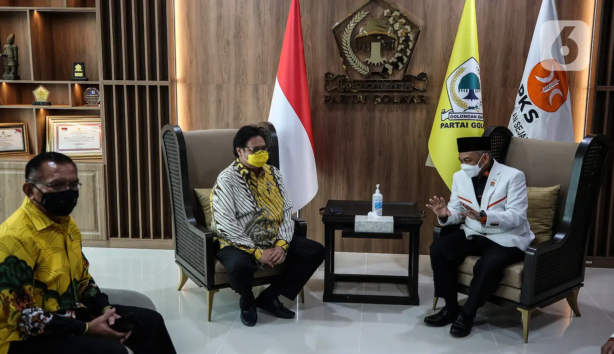 Ketum Partai Golkar Airlangga Hartanto berbincang dengan Presiden PKS, Ahmad Syaikhu di DPP Partai Golkar, Jakarta, Kamis (29/4/2021). Pertemuan dalam rangka silaturahmi kebangsaan serta perkenalan kepengurusan baru PKS di bawah kepemimpinan Presiden PKS Ahmad Syaikhu. (Liputan6.com/Johan Tallo)