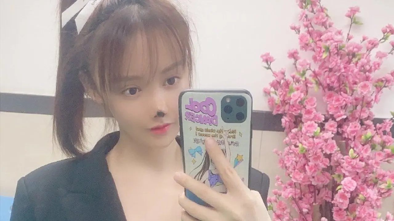 Artis Tiongkok Gao Liu bagikan foto hidungnya menghitam pasca operasi plastik