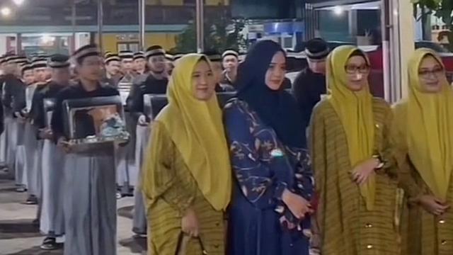 Pihak keluarga Ning Nayluf saat datang untuk menyerahkan seserahan balasan ke Gus Sunny