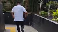 Seorang pegawai Direktorat Jenderal Bea Cukai terlihat berlari meninggalkan gedung Komisi Pemberantasan Korupsi (KPK). (Foto: Tangkapan layar).