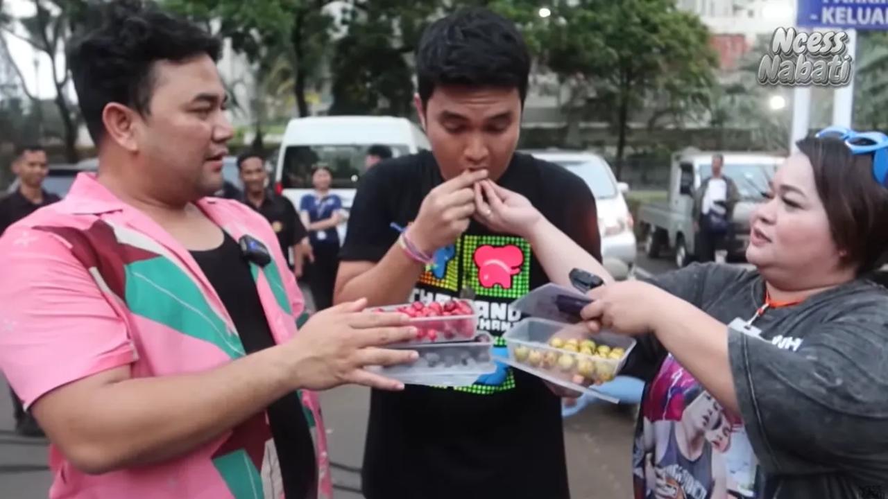 Aldi tampak penasaran dengan buah yang dia makan. Aldi pun bertanya nama buah kepada Ncess Nabati.