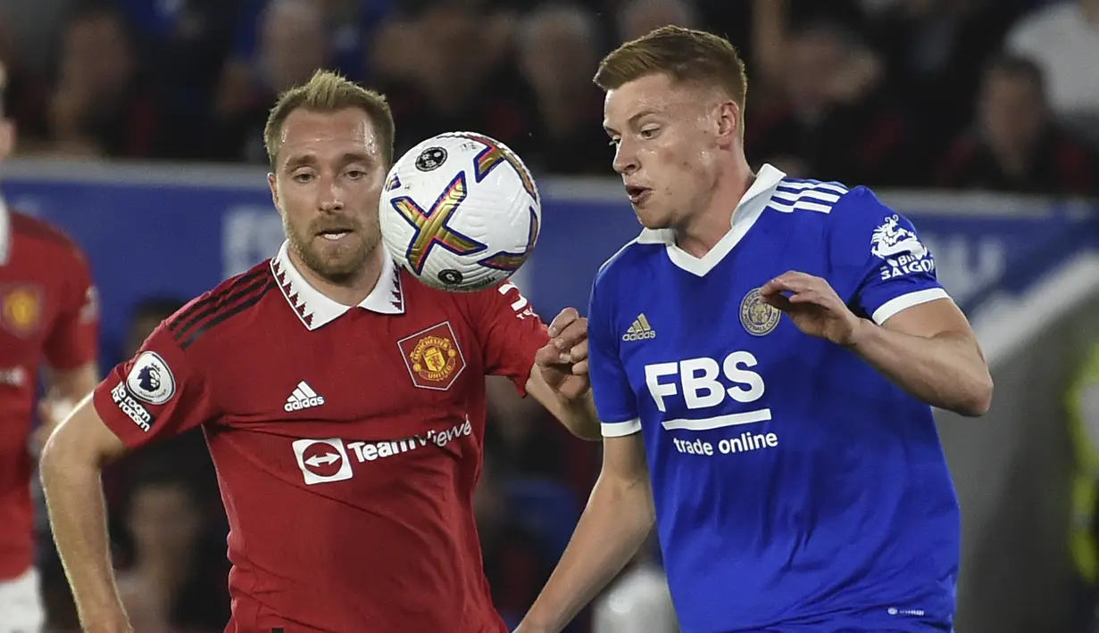 Gelandang Manchester United (MU) Christian Eriksen berebut bola dengan pemain tengah Leicester City Harvey Barnes dalam lanjutan Liga Inggris 2022/2023 pekan ke-5 di King Power Stadium, Jumat (2/9/2022) dini hari WIB. MU menang 1-0 atas Leicester City lewat gol yang dilesakkan Jadon Sancho.  (AP Photo/Rui Vieira)