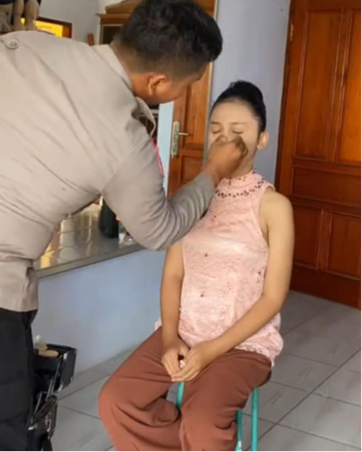 Viral Momen Polisi Make Up Penari, Aksinya Curi Perhatian