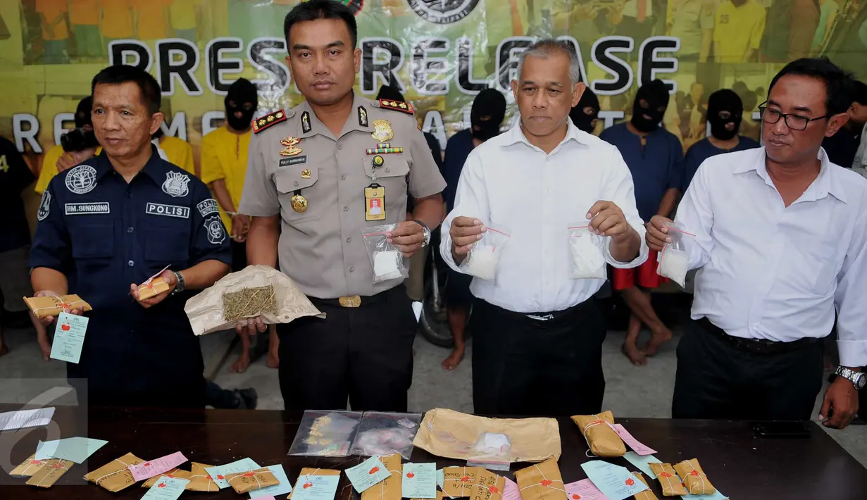 Jajaran Polres Jakarta Utara menunjukkan barang bukti saat merilis 27 kasus narkoba dengan total 33 tersangka selama Januari 2016 di Polres Jakut, Senin (15/2). Barang bukti yang disita yaitu 622 gram sabu dan 8,49 gram ganja (Liputan6.com/Gempur M Surya)