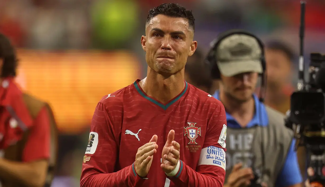 Pemain Portugal Cristiano Ronaldo menangis setelah pertandingan sepak bola babak 16 besar Piala Dunia antara Portugal dan Spanyol di Arlington, Texas, dekat Dallas, Senin, 6 Juli 2026. (AP Photo/Gareth Patterson)