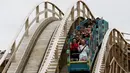 Sejumlah pengunjung saat mencoba roller coaster di Dreamland, Inggris, Kamis (15/10/2015).  Roller Coaster ini sudah berhenti beroperasi sejak 2006 dan akan kembali di operasikan pada tahun ini. . (REUTERS/Stefan Wermuth)