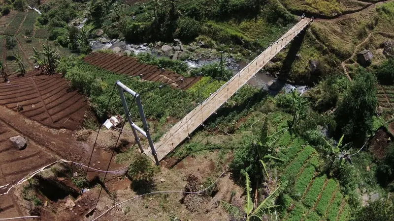 Judesa ialah jembatan gantung untuk pejalan kaki ataupun pesepeda motor di pedesaan. (Dok Kementerian PUPR)