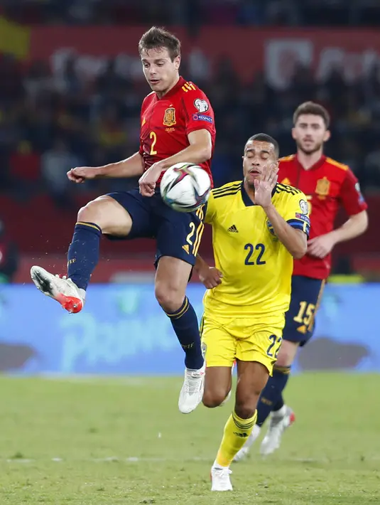 Pemain Spanyol Cesar Azpilicueta (kiri) berebut bola dengan pemain Swedia Robin Ouaison pada pertandingan sepak bola kualifikasi Grup B Piala Dunia 2022 di Stadion La Cartuja, Seville, Spanyol, 14 November 2021. Spanyol menang 1-0. (AP Photo/Angel Fernandez)