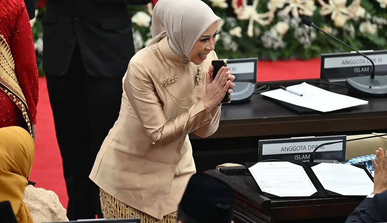 Baju tradisional yang lekat dengan ikon Jeng Yah yang diperankan Dian Sastro di serial Gadis Kretek ini juga diminati oleh beberapa anggota DPR RI di momen pelantikan mereka.