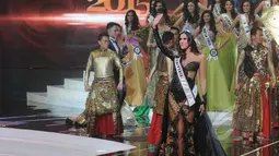 Miss Universe 2014 Paulina Vega melambaikan tangan saat menghadiri malam Grand Finalis Puteri Indonesia 2015 di JCC, Jakarta, Jumat (20/2). (Liputan6.com/Herman Zakharia)