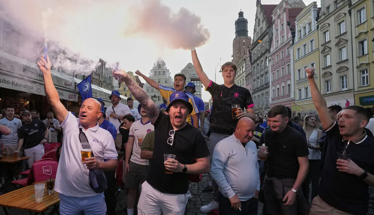 Para fans Chelsea menyalakan suar menjelang laga final Conference League 2024/2025 antara Real Betis melawan Chelsea di sekitar restoran kota Wroclaw, Polandia, Selasa (27/05/2025) waktu setempat. (AP Photo/Czarek Sokolowski)