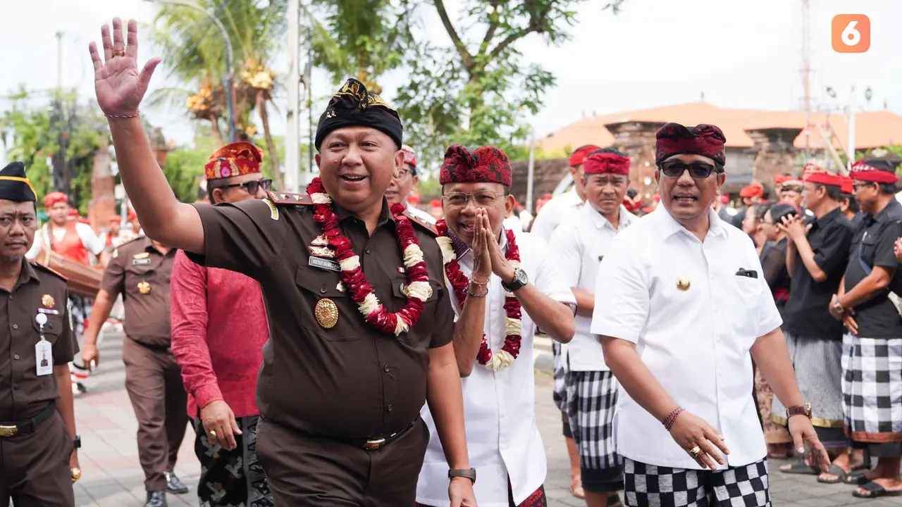 Bale Sabha Adhyaksa Cara Bantu Krama Bali Melek Hukum