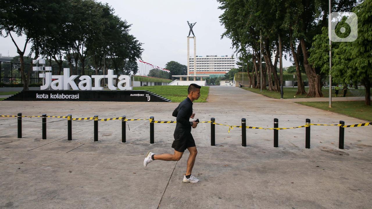 FOTO: Warga Manfaatkan Trotoar Lapangan Banteng untuk Berolahraga